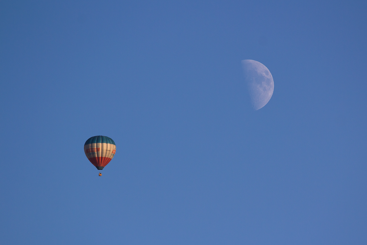 Hinter`m Mond links