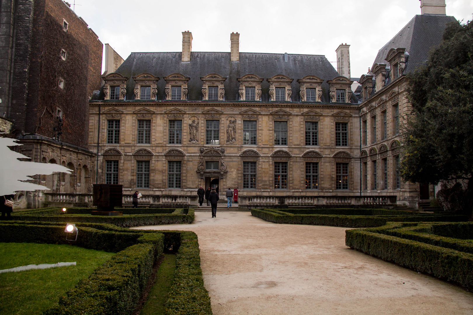 Hinterm Place de Vosges versteckt liegt dieses schöne Gebäude