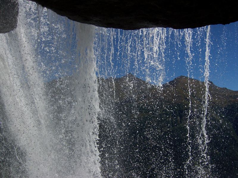 hinterm Wasserfall