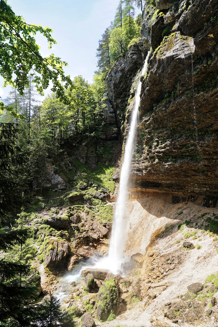 // hinterm wasserfall geht's weiter (1/4)