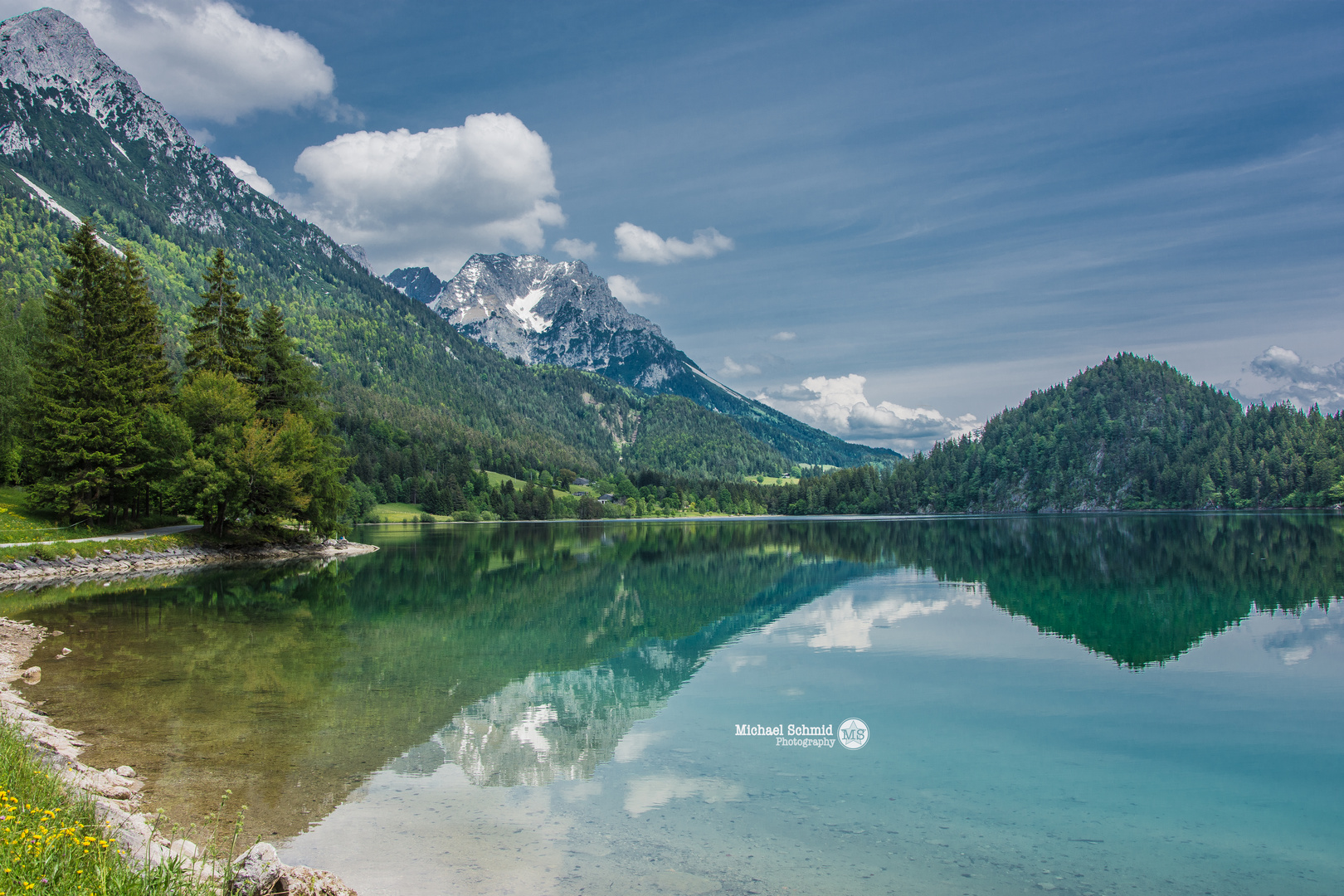 Hintersteiner See in Österreich mit Wasserspiegelung