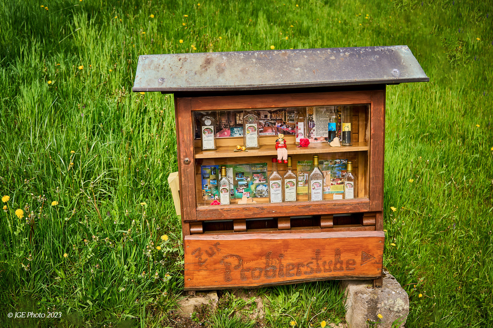 HInweisschaukasten für Schnapsprobe auf dem Mühlenwanderweg