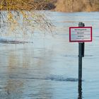 Hinweisschild im Elbehochwasser