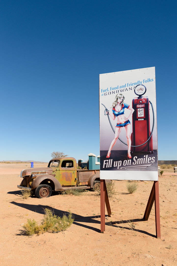 Hinweisschild zu einer Einkehrmöglichkeit in der Namib