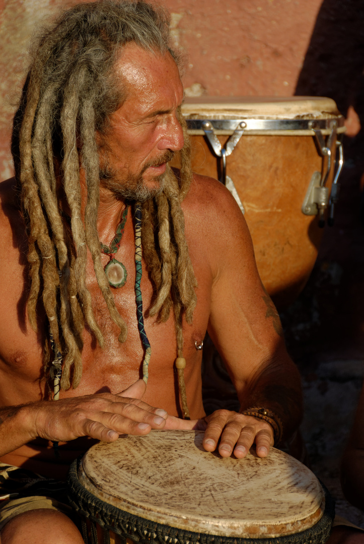 Hippie am Strand Cala Benirras