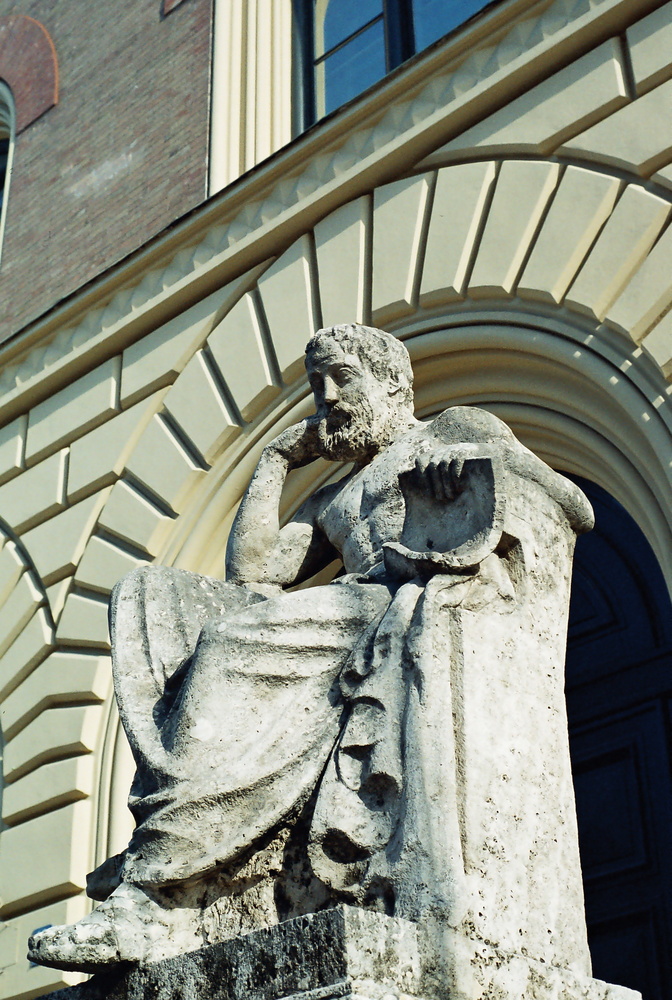 Hippokrates vor der Bayerischen Staatsbibliothek, Ludwigstraße in ...
