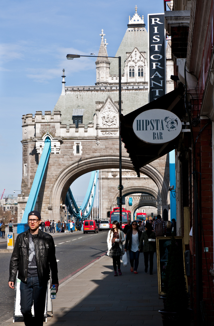 Hipster vor der Hipster Bar an der Tower Bridge