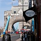 Hipster vor der Hipster Bar an der Tower Bridge