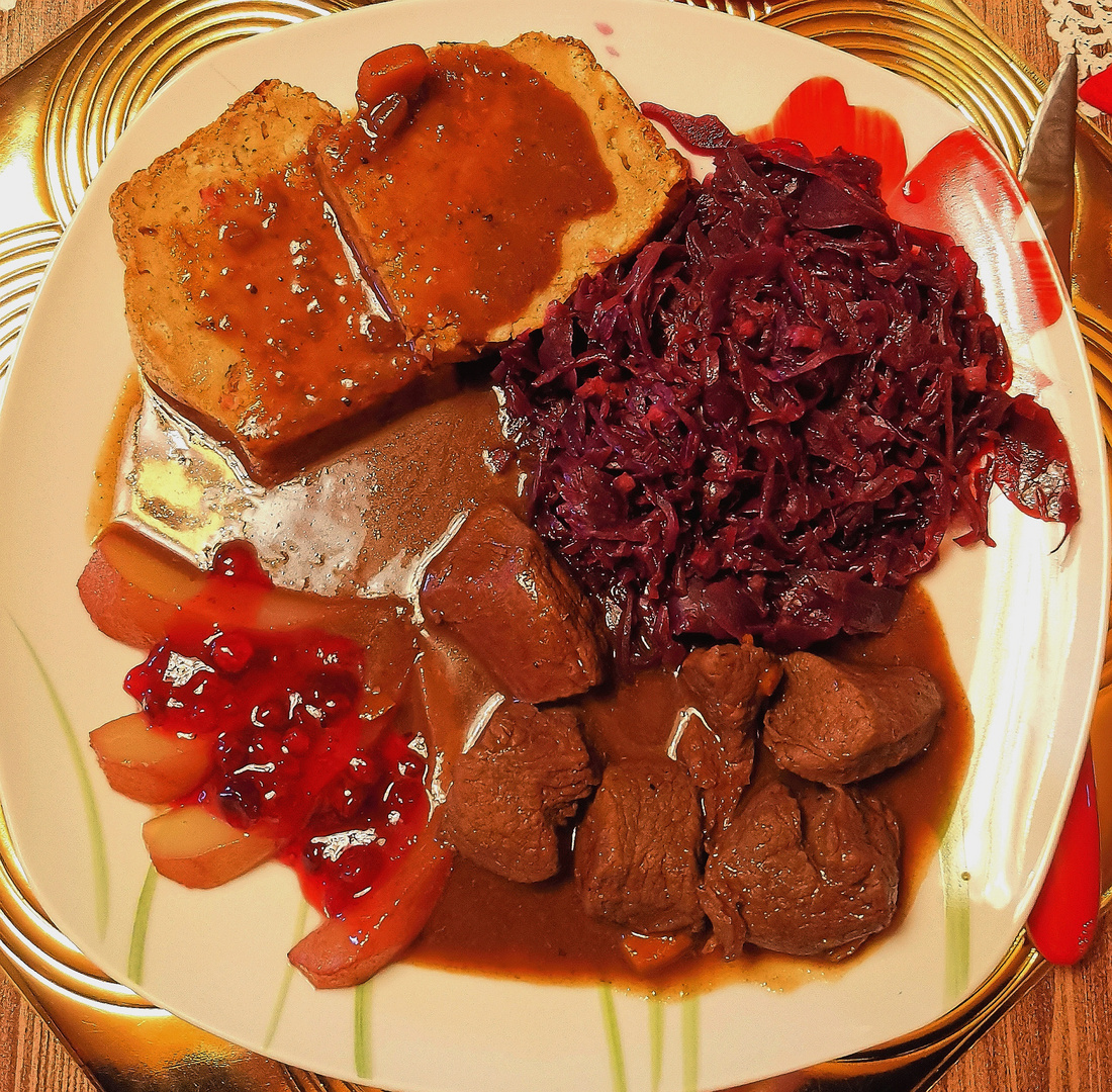 Hirsch Gulasch mit Rotkohl, Semnelknödel (Torte), Birnen und ...