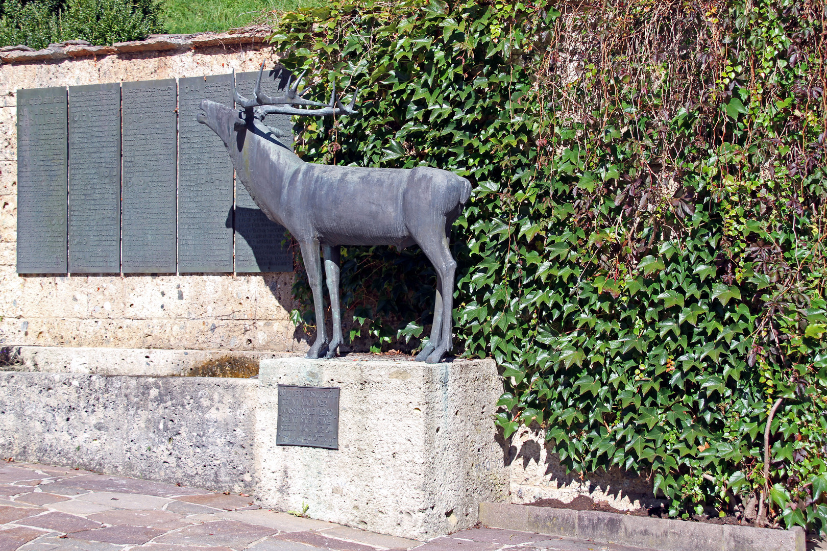 Hirsch-Statue neben der Kirche in Ramsau im Berchtesgadener Land