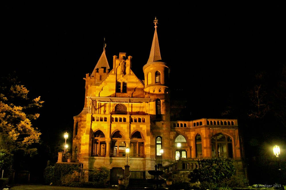 Hirschburg bei Nacht