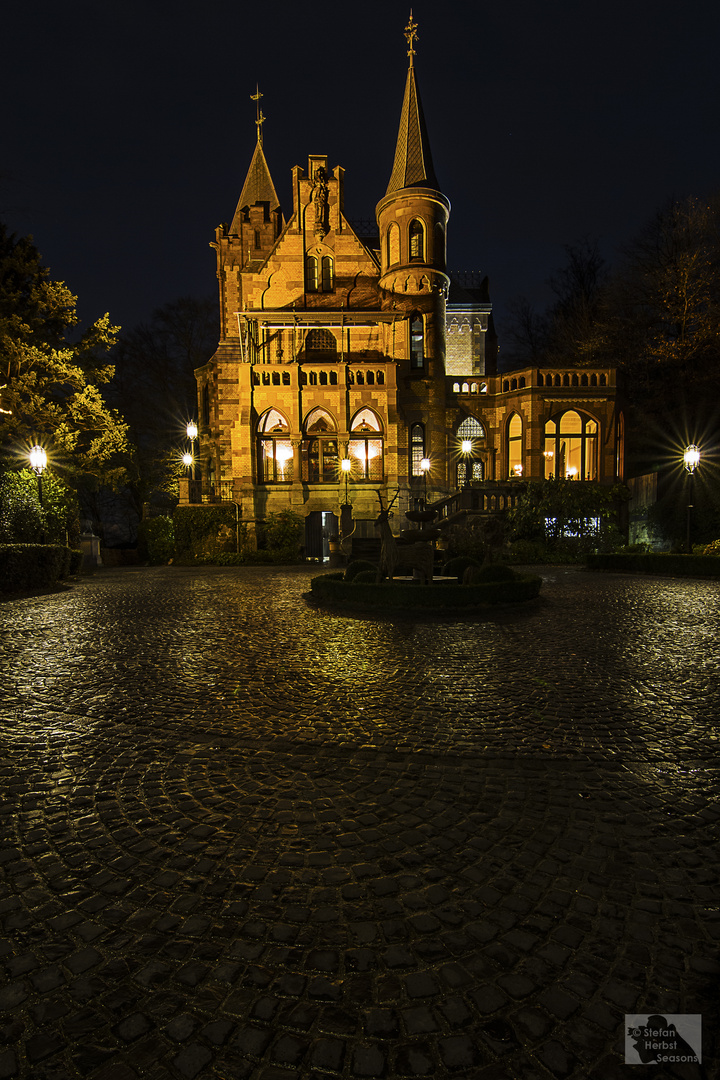 Hirschburg bei Nacht