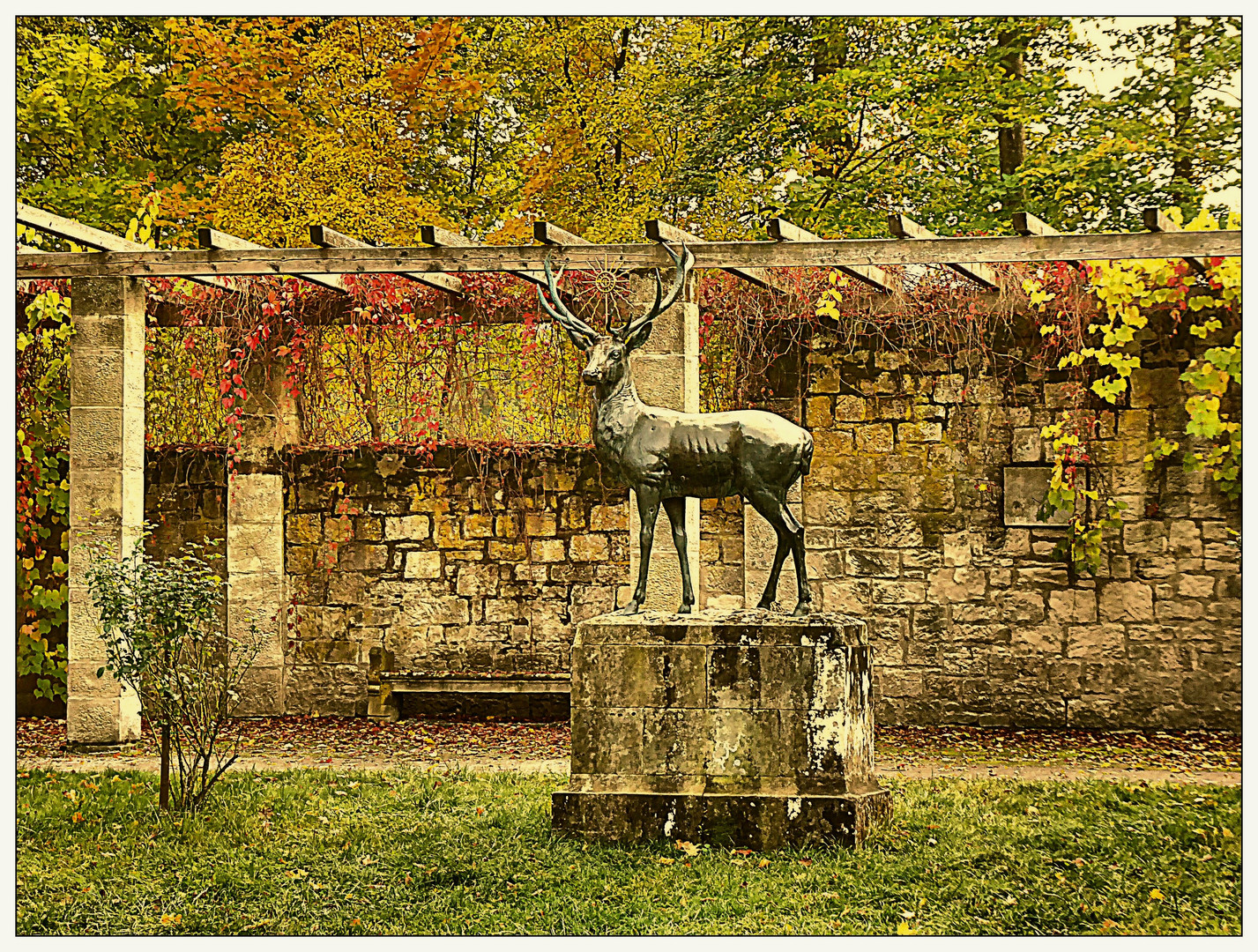 Hirschskulptur im Schlosspark