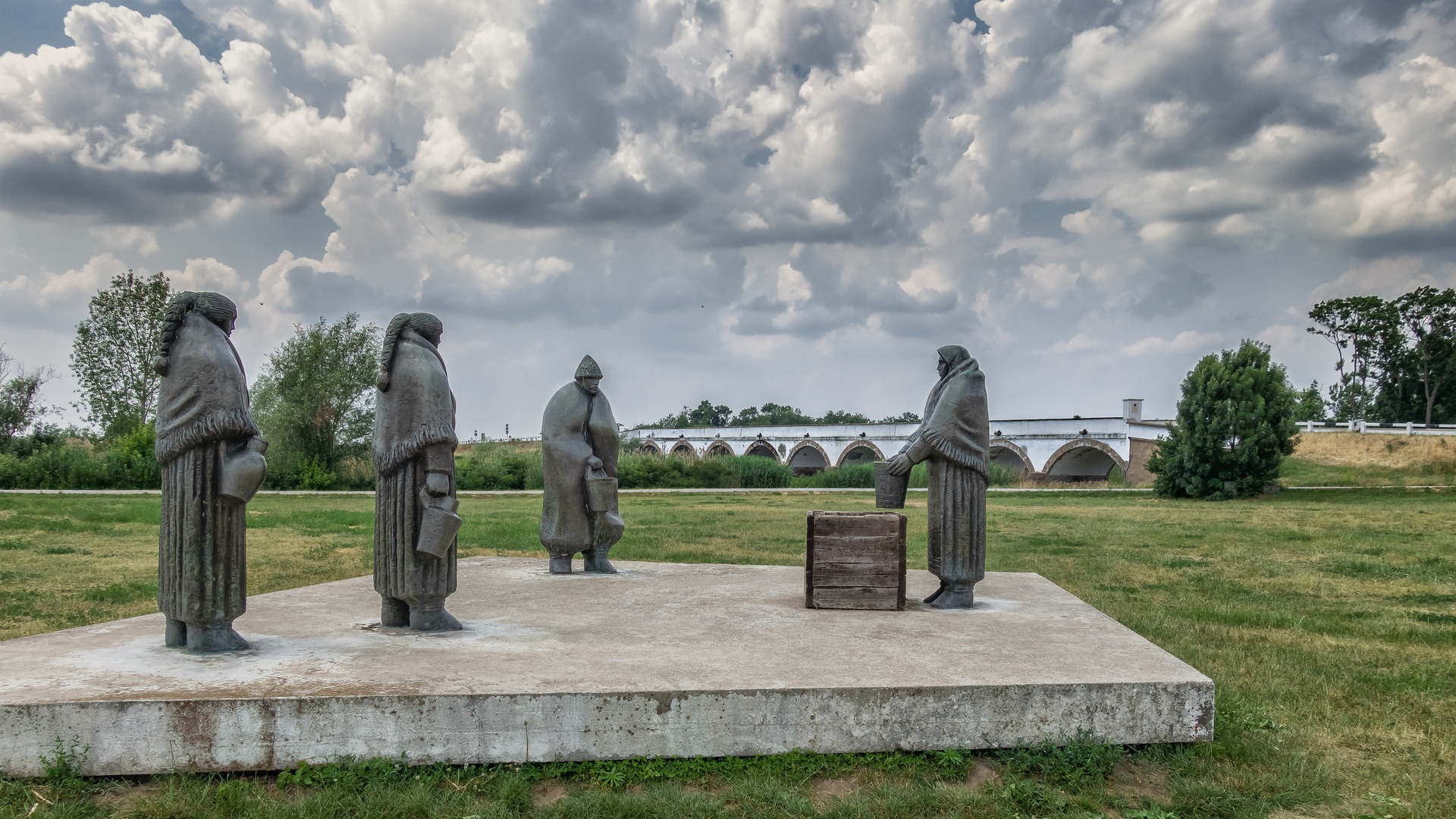 Hirtendenkmal vor Neunbogenbrücke