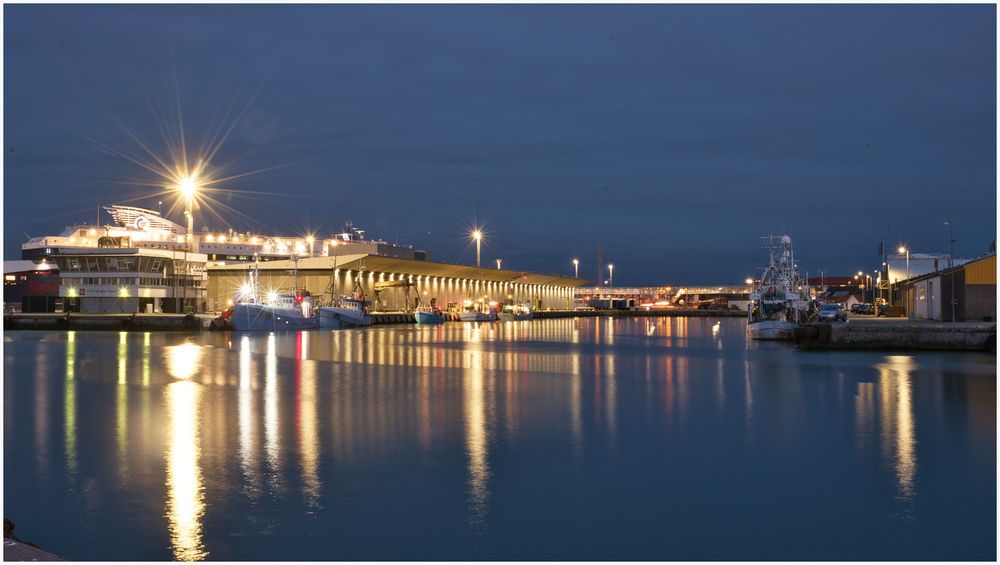 Hirtshals Hafen im Dunkeln