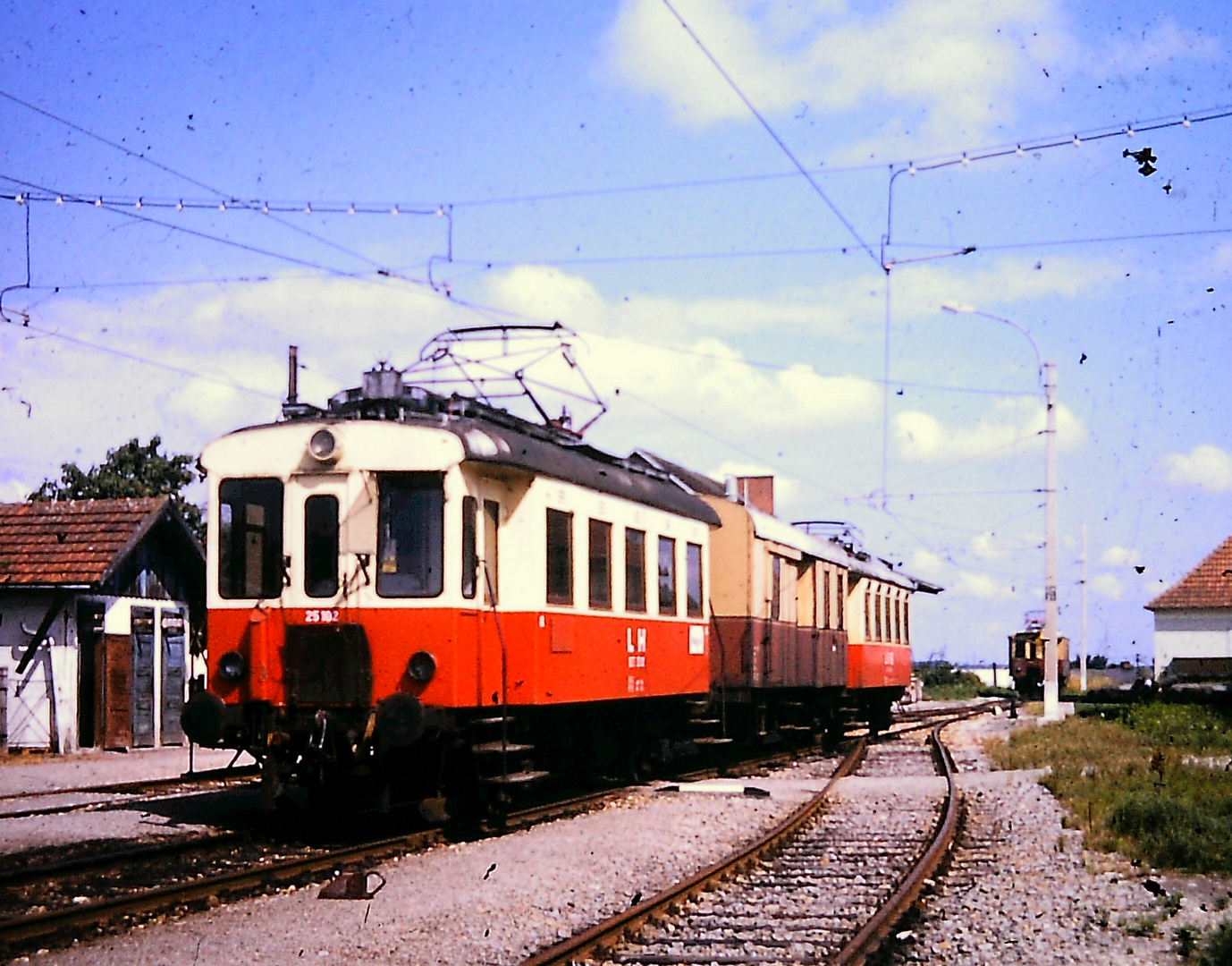 hisrtorisch Bachmanning  25102 mit Bahnpost Gleichrichterwagenhter entfernt sich