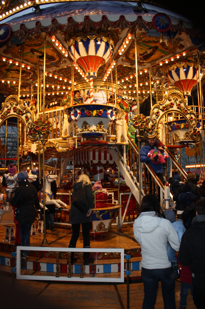 histor. Karussel auf dem leipziger Weihnermarkt 2019