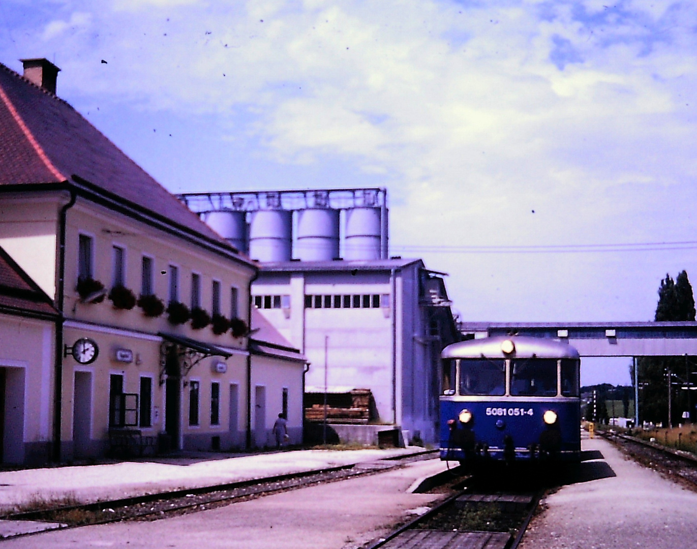 historisch Engelhof mit Schienenbus nach Gmunden 