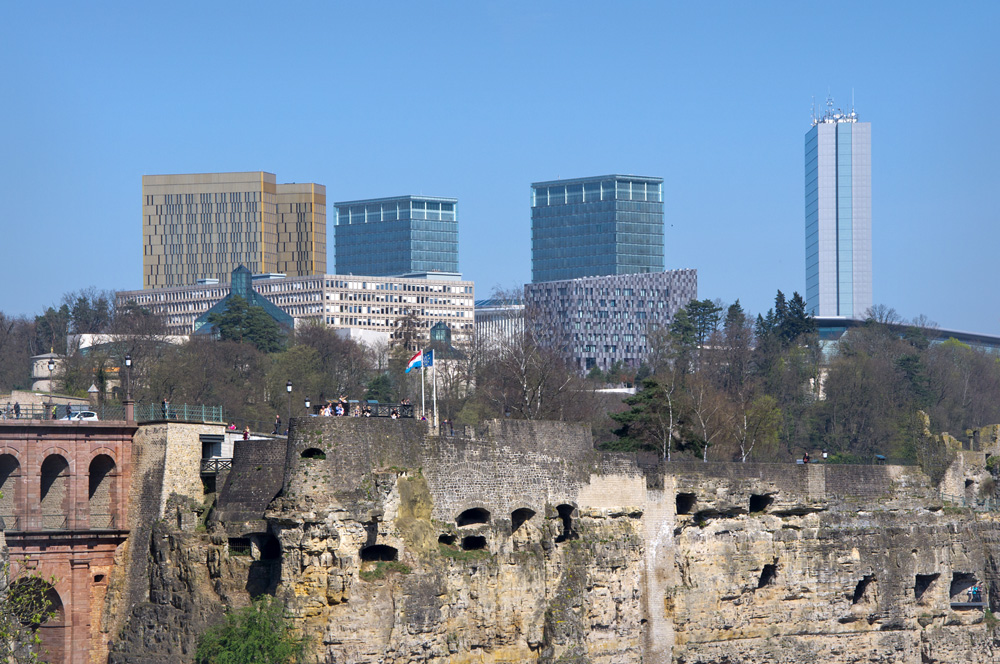 Historisch und modern, Bürogebäude und alte Festung