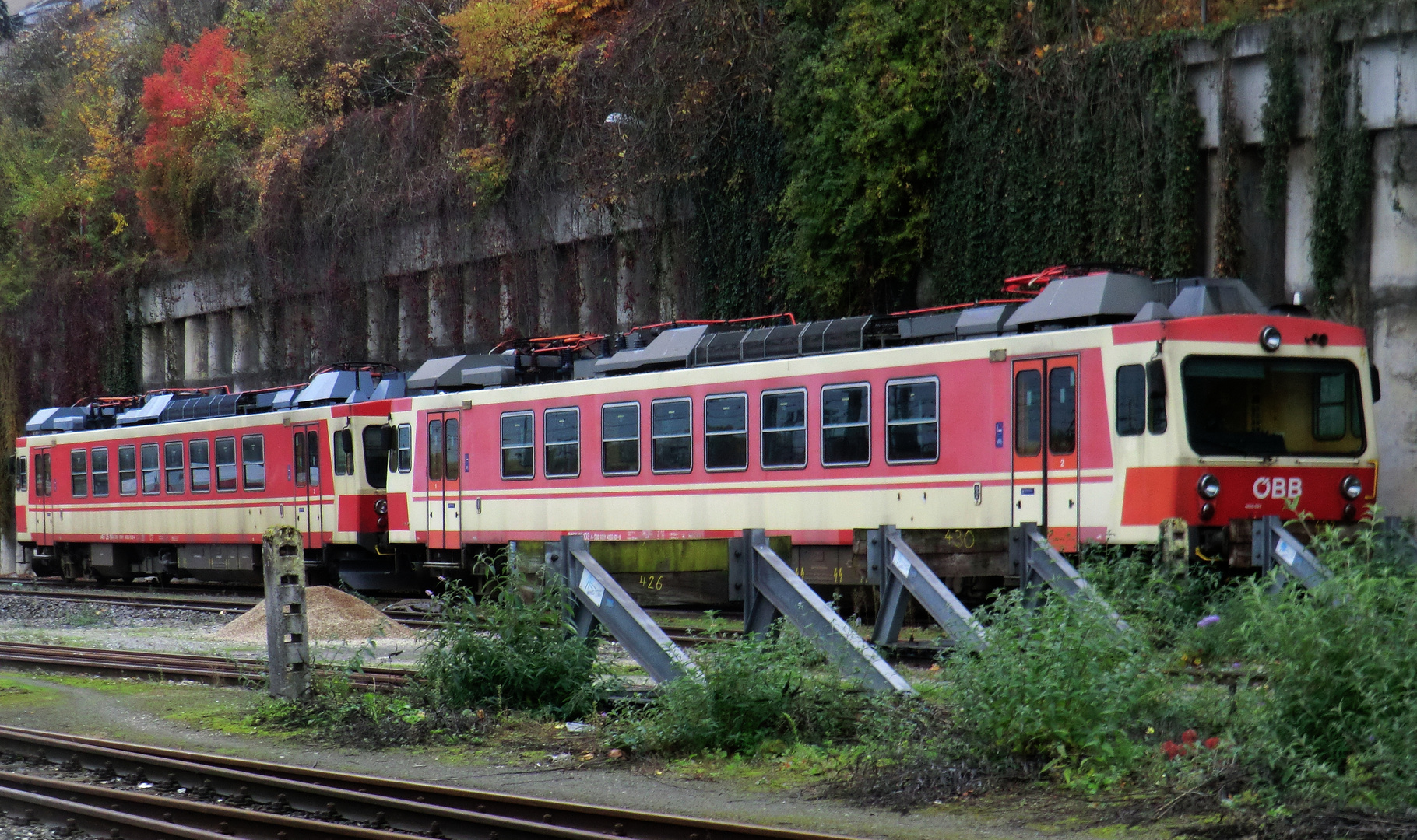 historisch westlich vom Linzer Hauptbahnhof die beiden ETs 