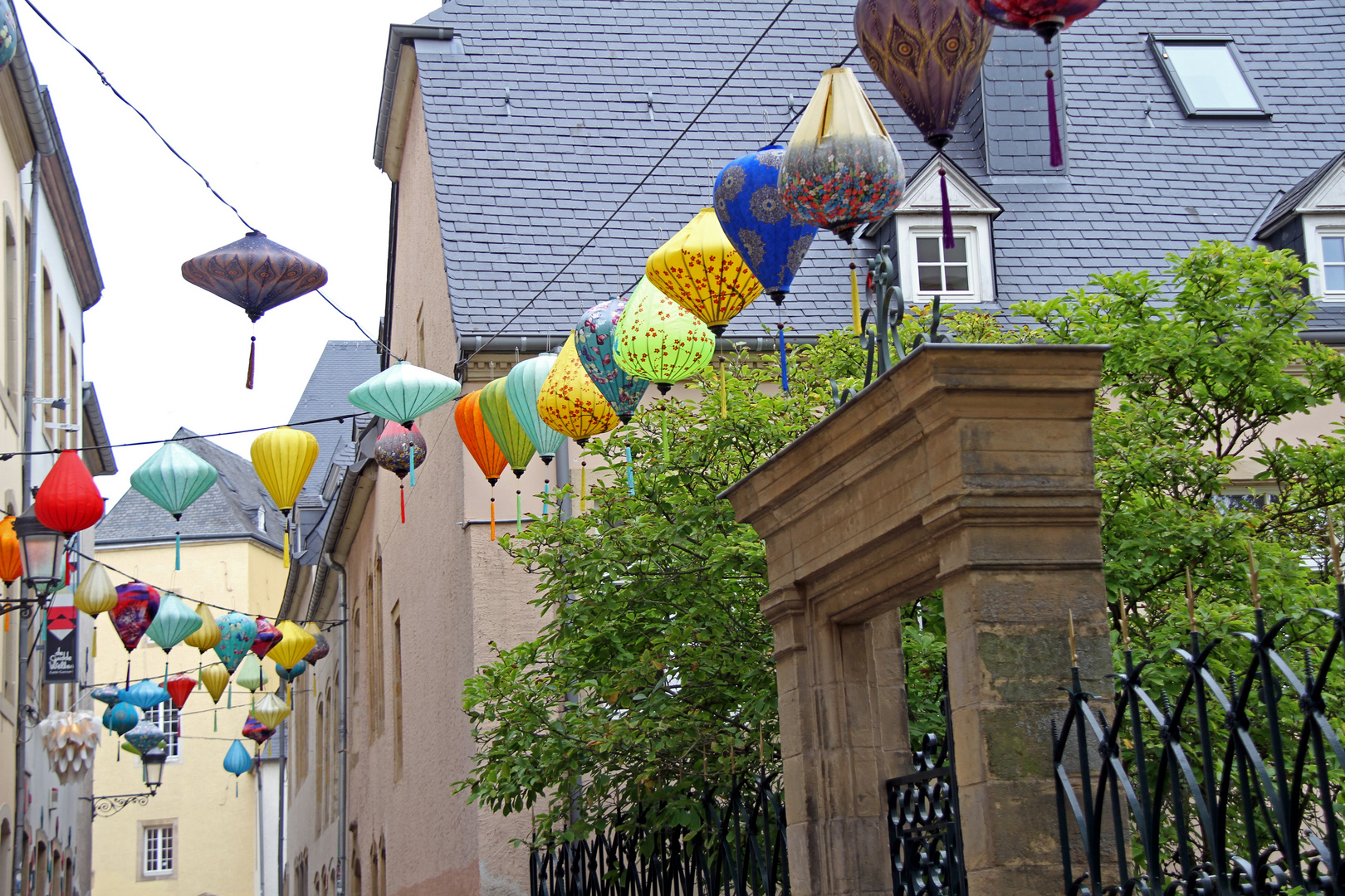 Historische Altstadt in Luxemburg Stadt mit Lampions geschmückt