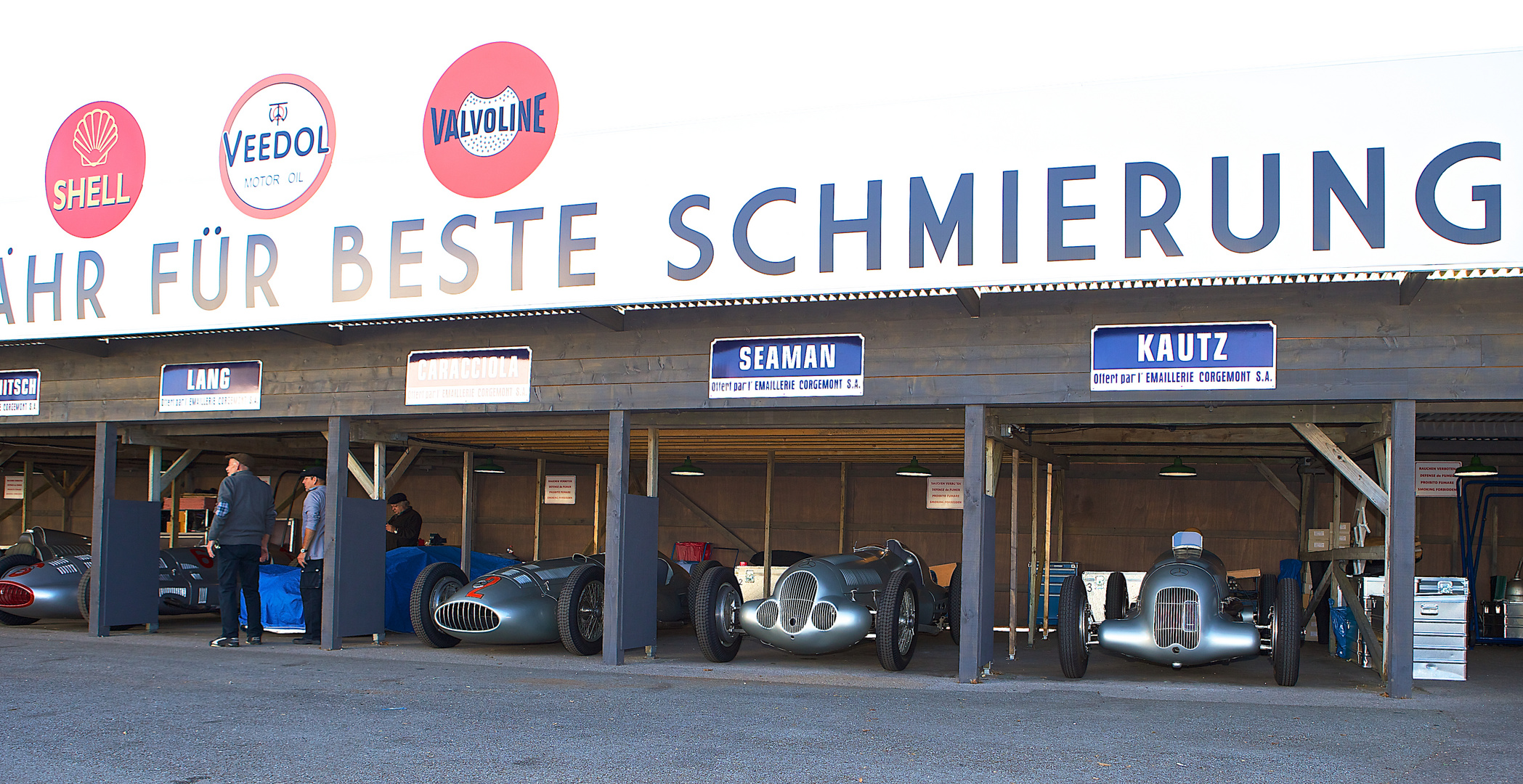 Historische Boxengasse in Goodwood 2012