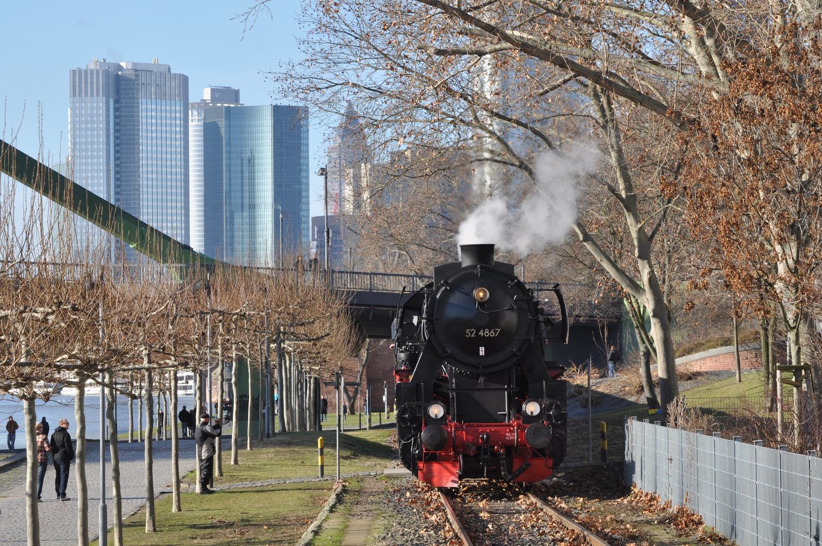 Historische Dampflok am Mainufer in Frankfurt