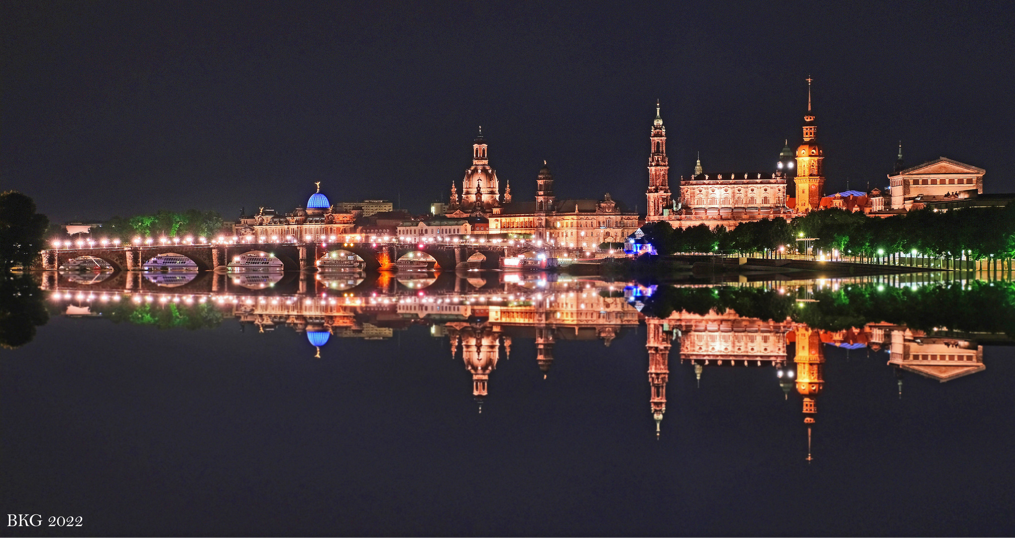 Historische Dresden-Skyline im nächtlichen Spiegelbild 