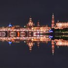 Historische Dresden-Skyline im nächtlichen Spiegelbild 