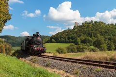 Historische Eisenbahn bei der Burgruine Neideck