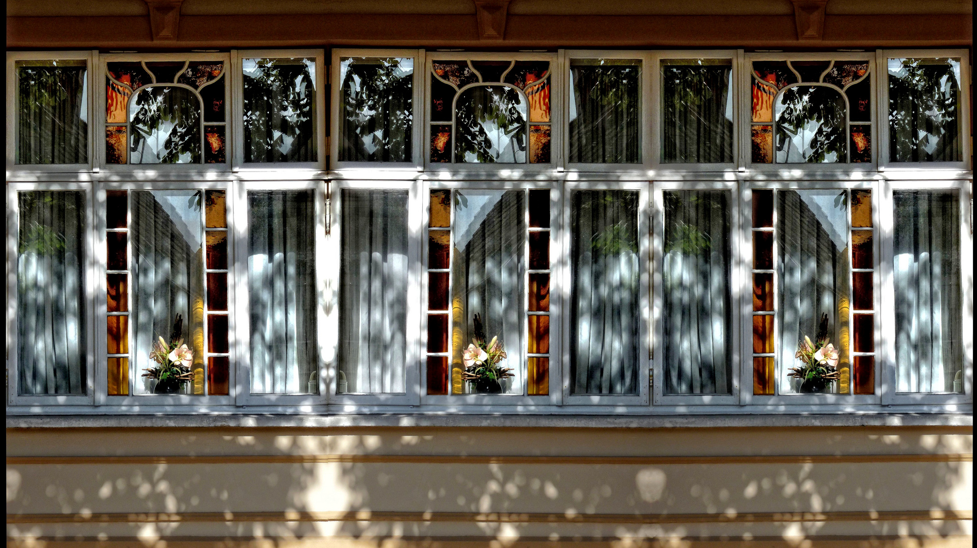 Historische Fensterfront in Warnemünde