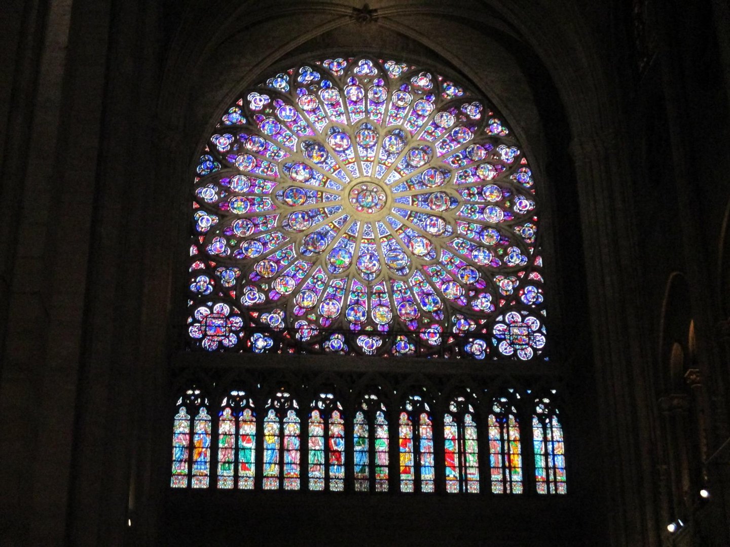 Historische Glaskunst in der Kathedrale Notre Dame