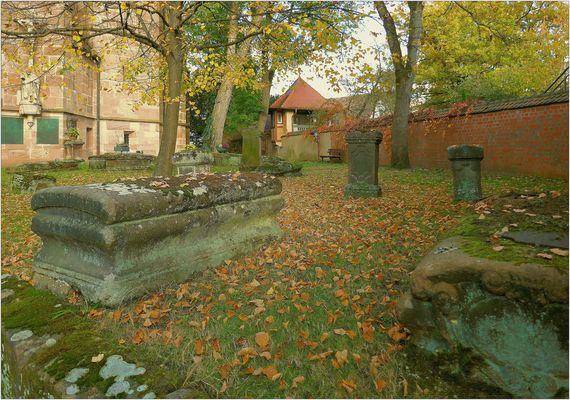 Historische Gräber im Kirchgarten
