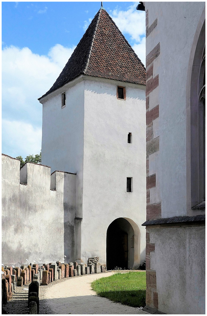 Historische Grenzsteine im Schutz der Arbogast Kirchenwehrmauser