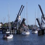 historische Klappbrücke mit Segelbooten