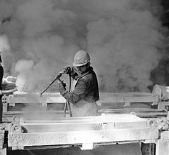 Historische Kupfer-Silber-Hütte Hettstedt - Ausputzen der Gießformen, Vorbereitung zum Guß