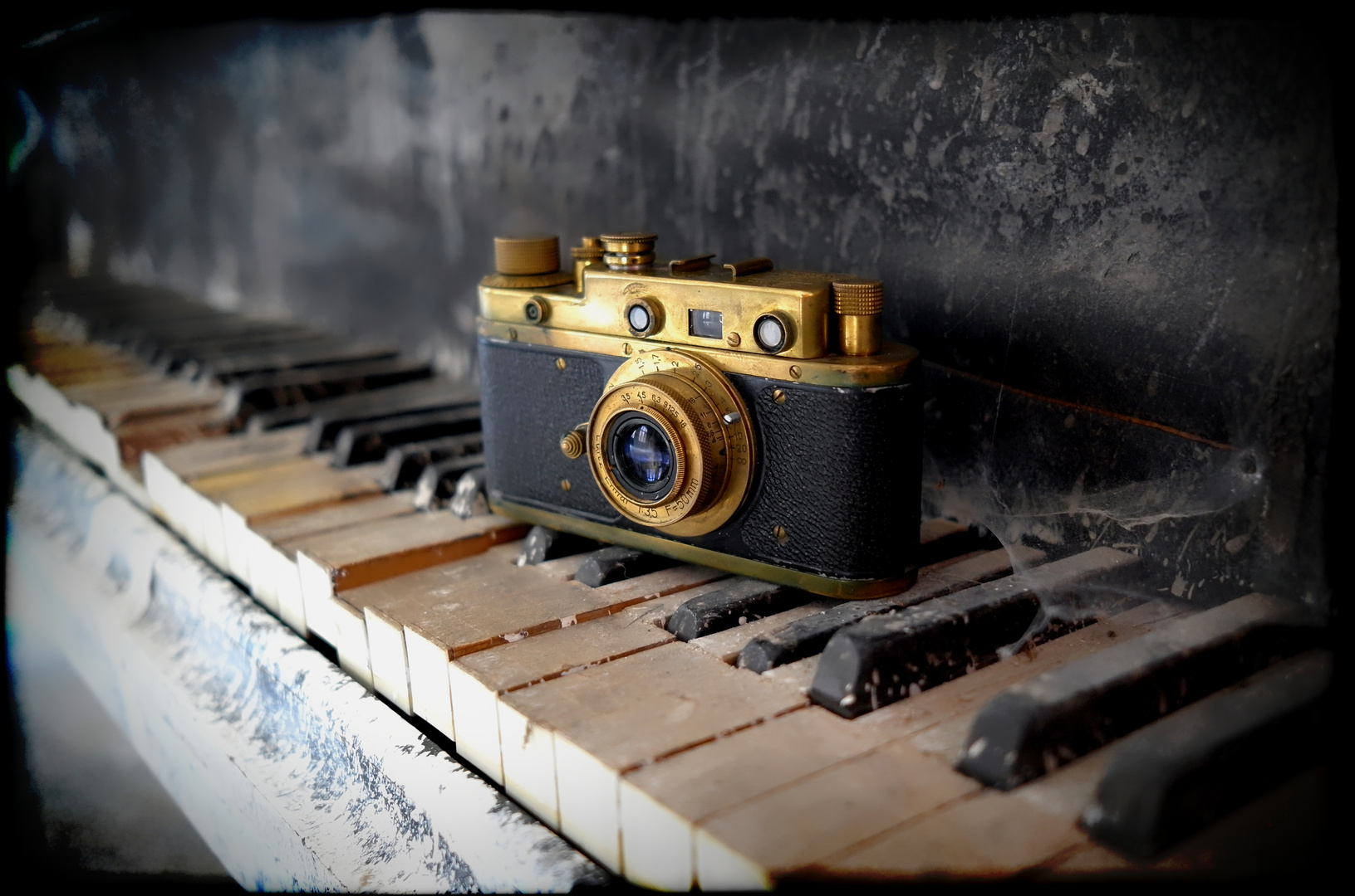 Historische Leica meets völlig maroden Piano Flügel