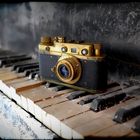 Historische Leica meets völlig maroden Piano Flügel