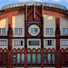 Historische Maschinenhalle in der aufgehenden Sonne