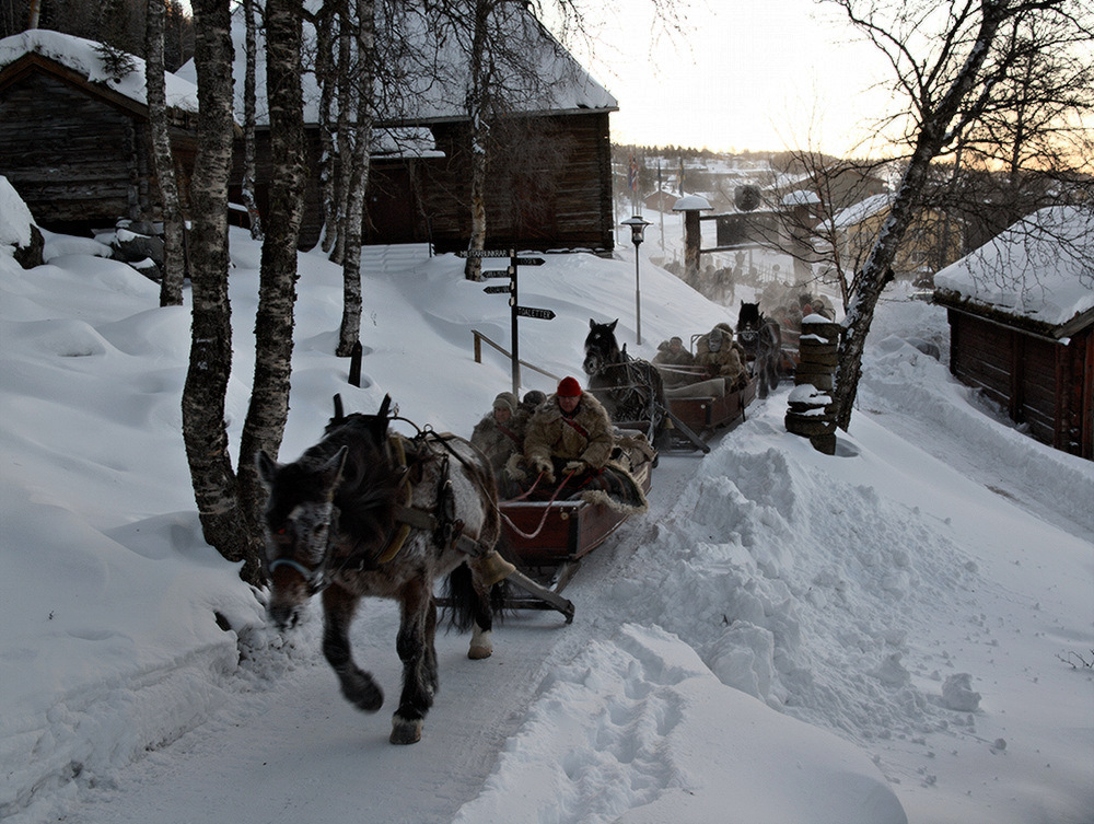 historische Pferdeschlittengruppe auf dem Weg zum Wintermarkt nach Röros