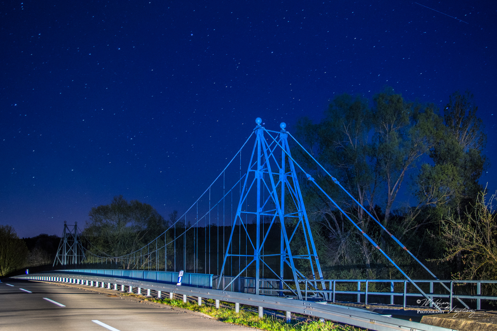 Historische Schaukelbrücke bei Nacht