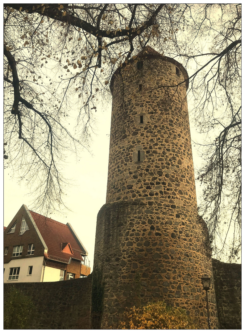 Historische Stadtbefestigung mit Turm