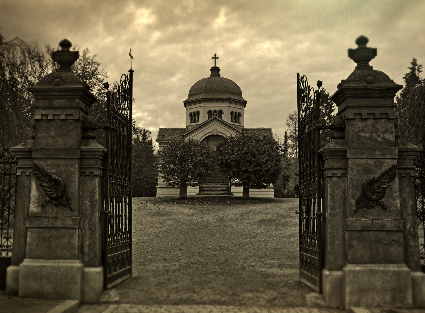 Historische Trauerhalle im November