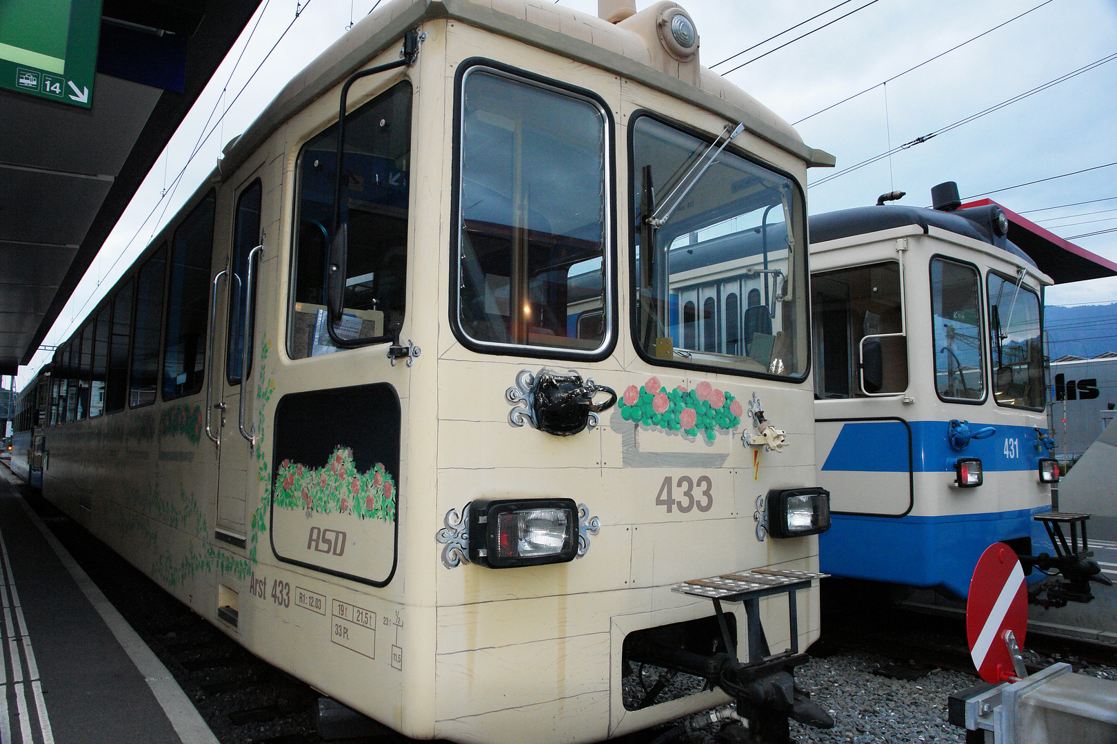 historische Triebwagen d. Strecke Aigle-Leysin