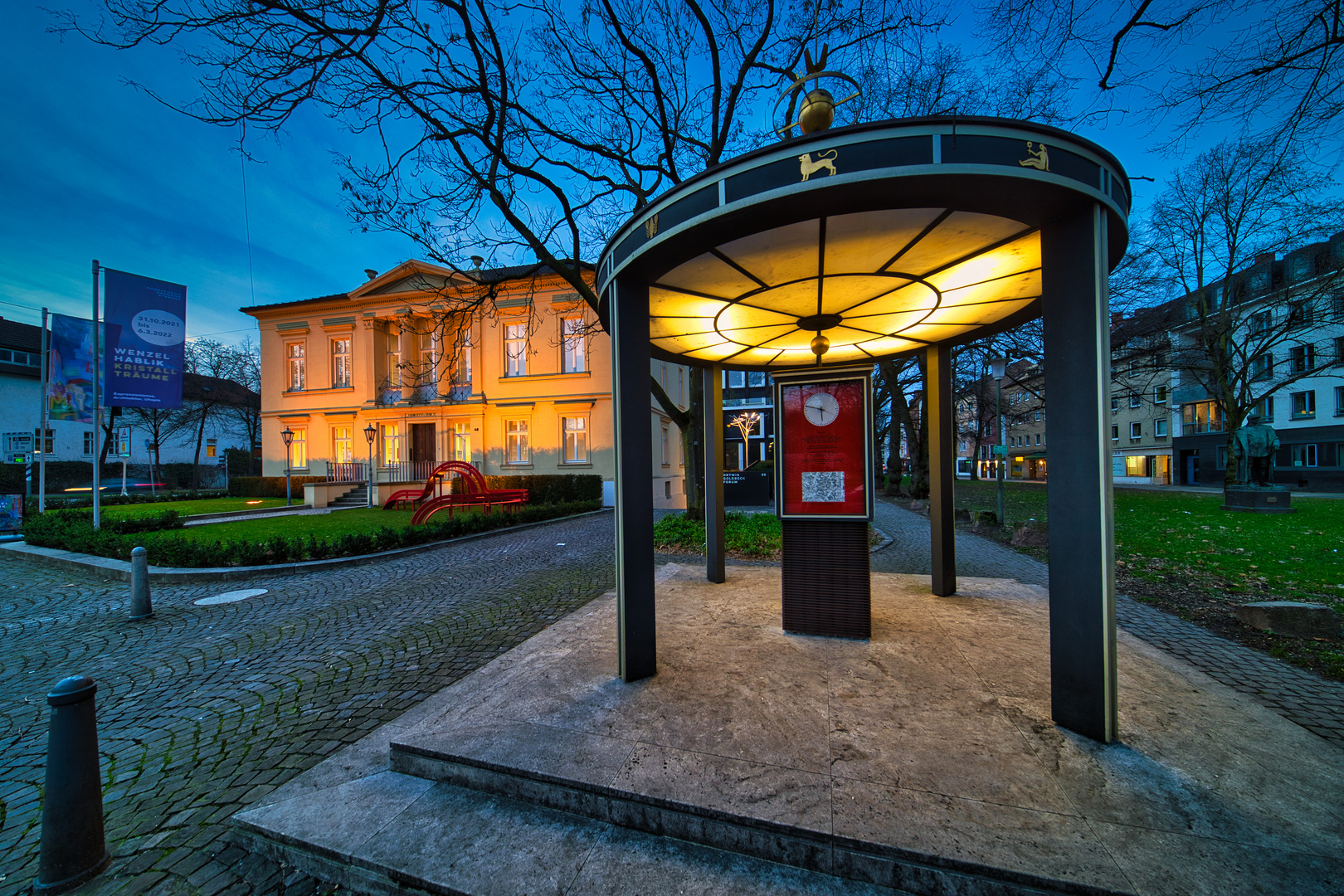 Historische Wetterstation vorm Kunstforum