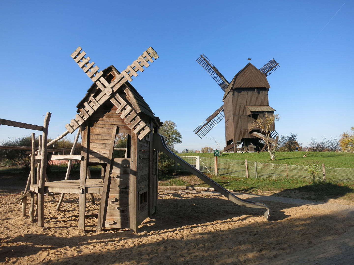 Historische Windmühle in Werder