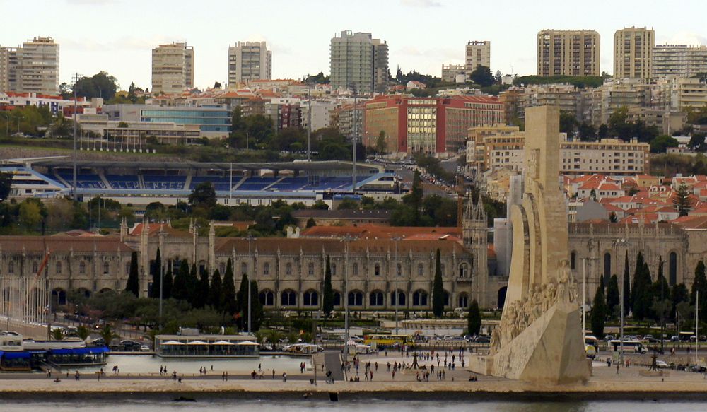 historischer Anblick bei Hafenausfahrt....Lissabon