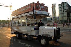 historischer Bus trifft auf Fotografen & den Berlin Hauptbahnhof