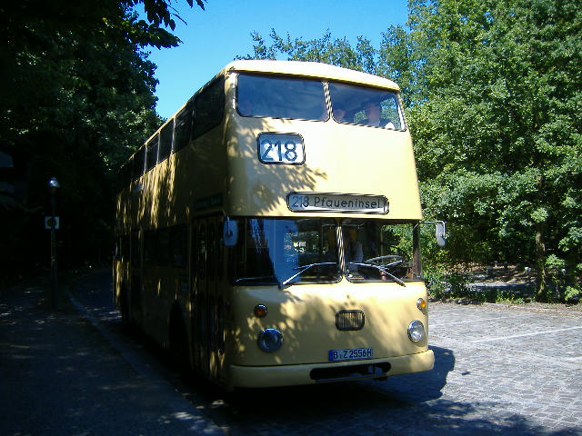 Historischer BVG BUS im Grunewald Berlin.