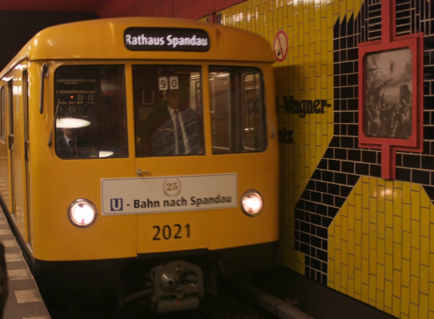 Historischer D-Zug der Berliner Verkehrsbetriebe ...